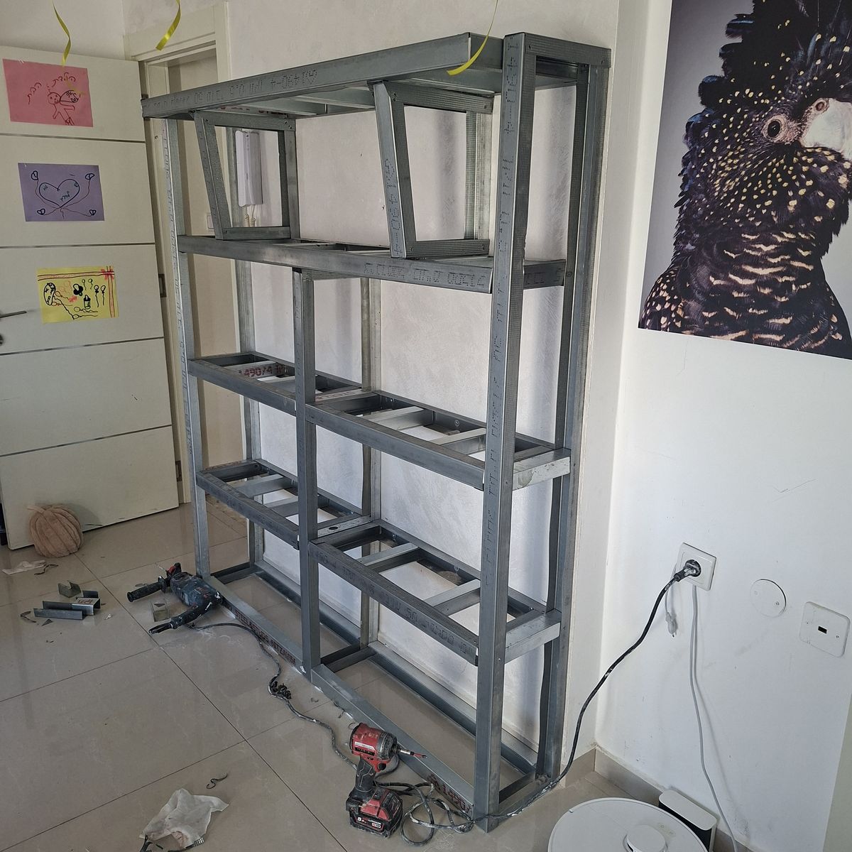 מדף מתכת ריק בתהליך בנייה עם כלים בתחתית